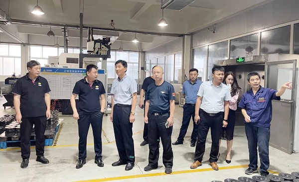 青島德州老鄉(xiāng)會宮兆東秘書長、禹城市在青流動黨員黨總支籌建負責人劉建民一行7人蒞臨公司參觀調研4.jpg 青島德州老鄉(xiāng)會宮兆東秘書長、禹城市在青流動黨員黨總支籌建負責人劉建民一行7人蒞臨公司參觀調研4.jpg